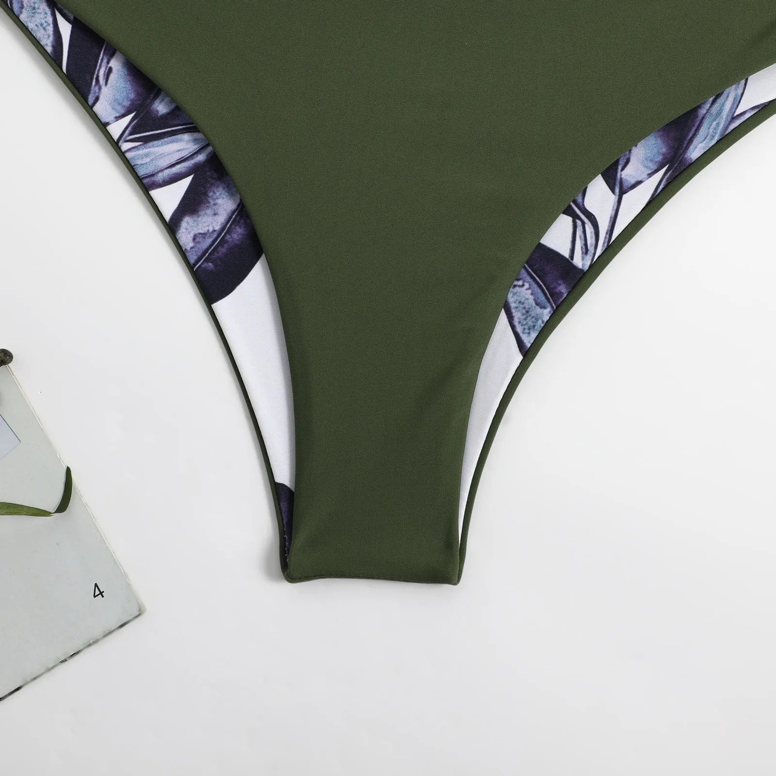 Maillot de bain à motifs avec épaules mixtes